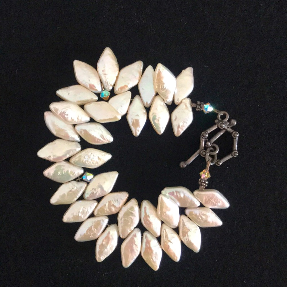 White fresh water pearl bracelet w toggle closure